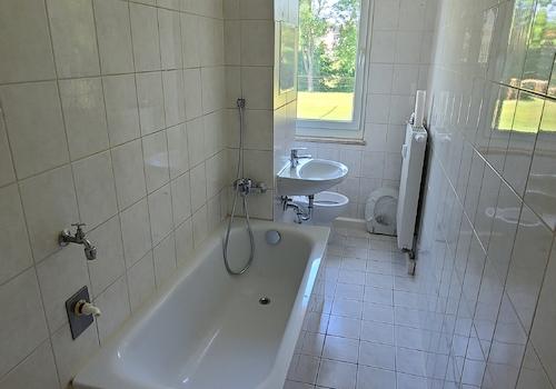 Bad mit Wanne und Fenster