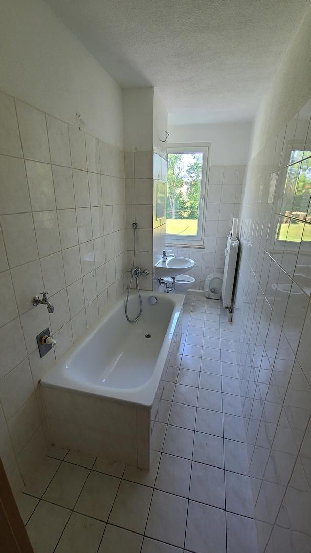 Bad mit Wanne und Fenster