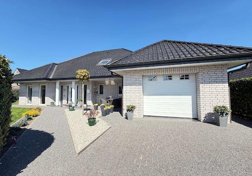 Hausansicht mit Garage