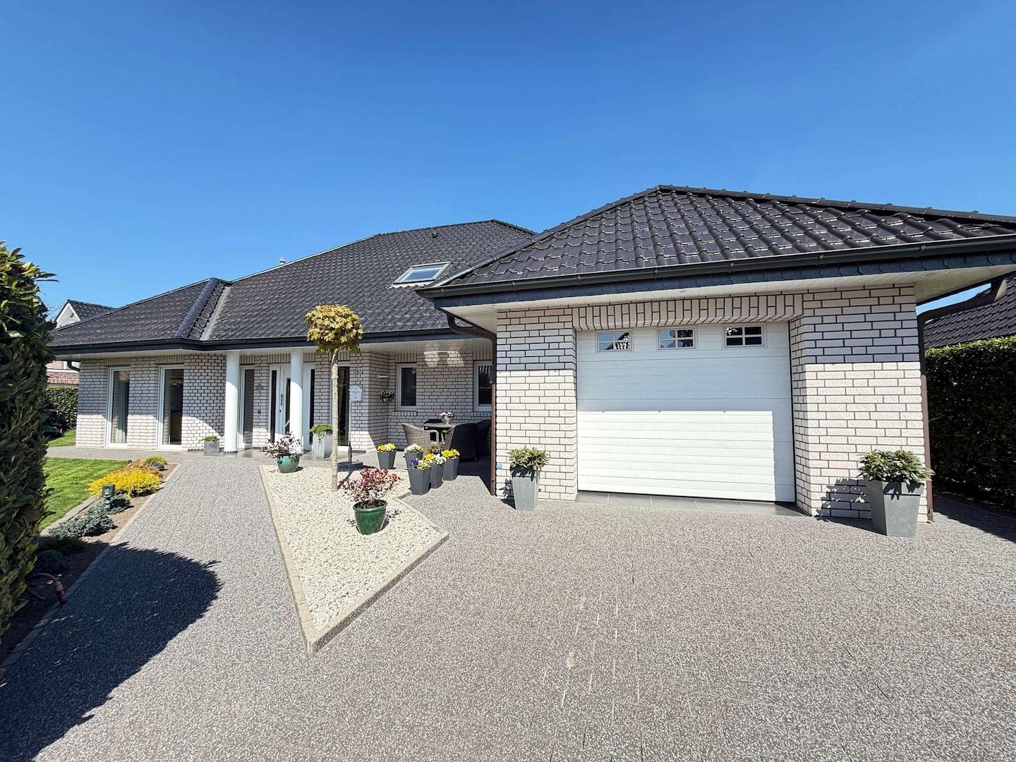 Hausansicht mit Garage