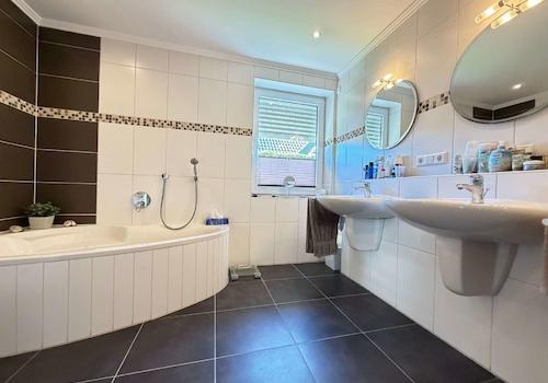 Bad mit Badewanne