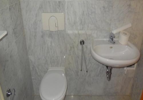 Bad mit WC und Waschbecken