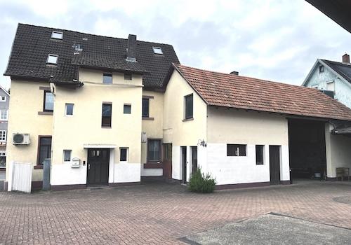 Hof Rückansicht Wohnhaus und Anbau