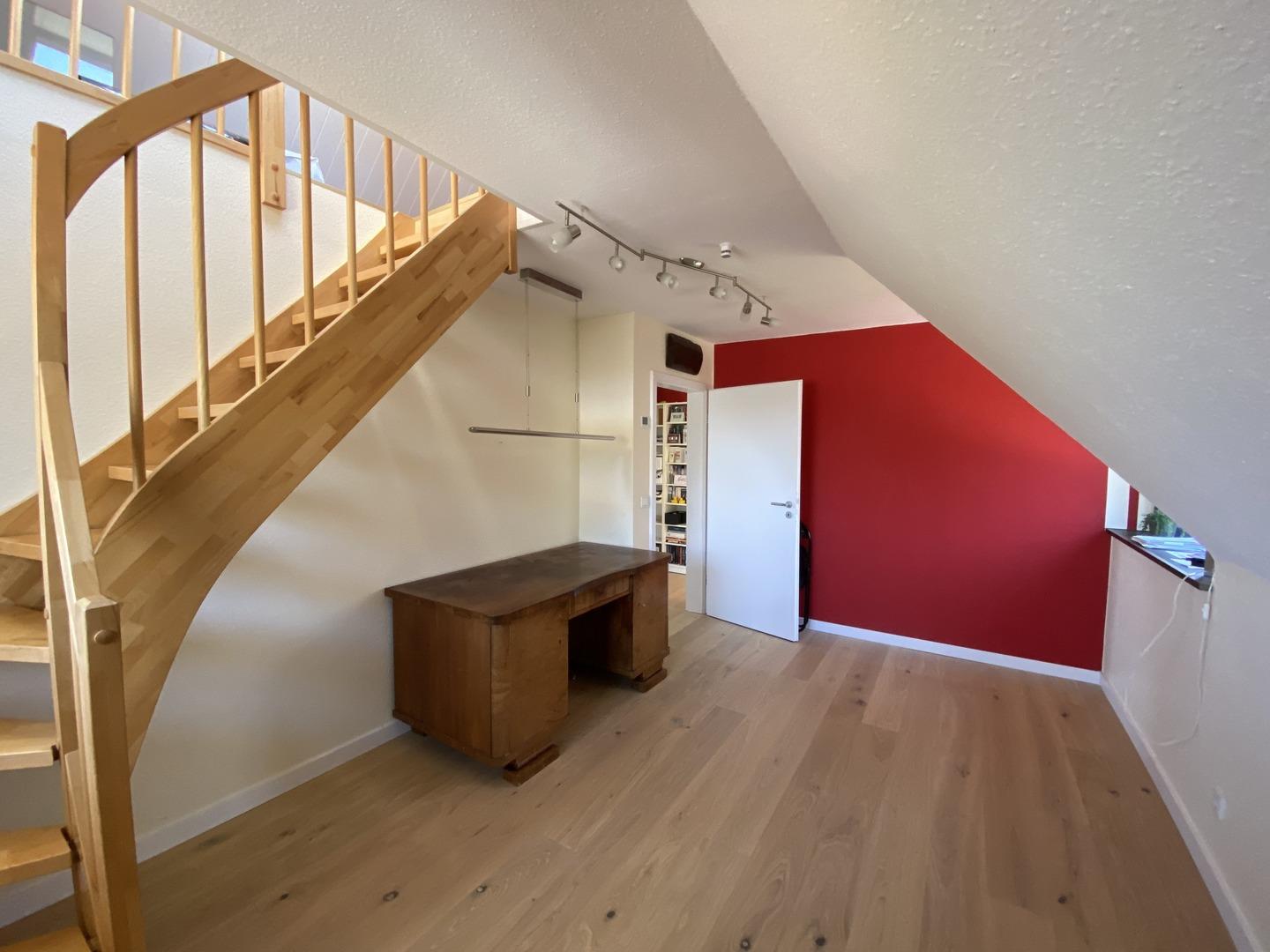 Büro / Kind mit Aufgang zum Spitzboden