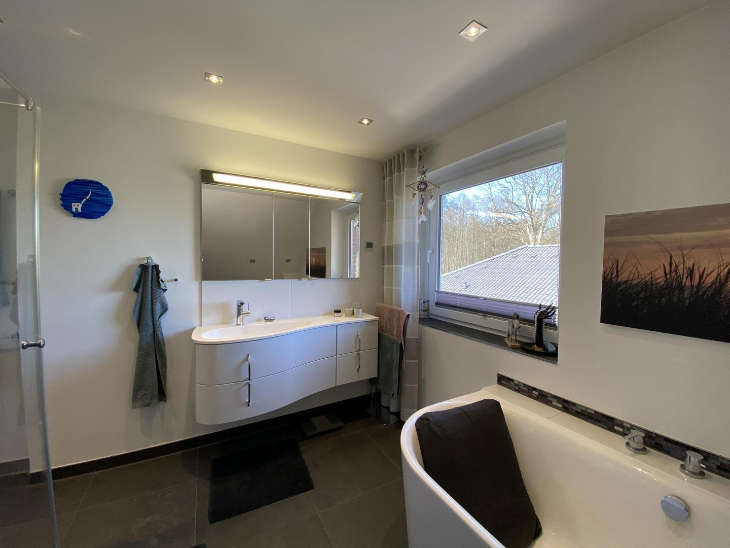 Spiegelschrank mit Design-Waschtisch