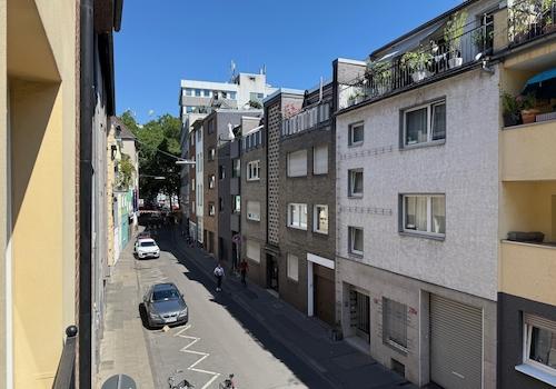 Blick zur Straßenseite