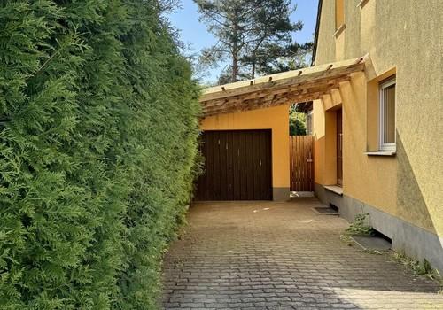 Garage mit Carport