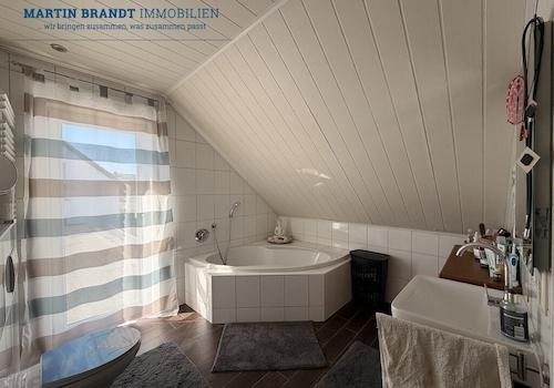 Badezimmer mit Eckbadewanne