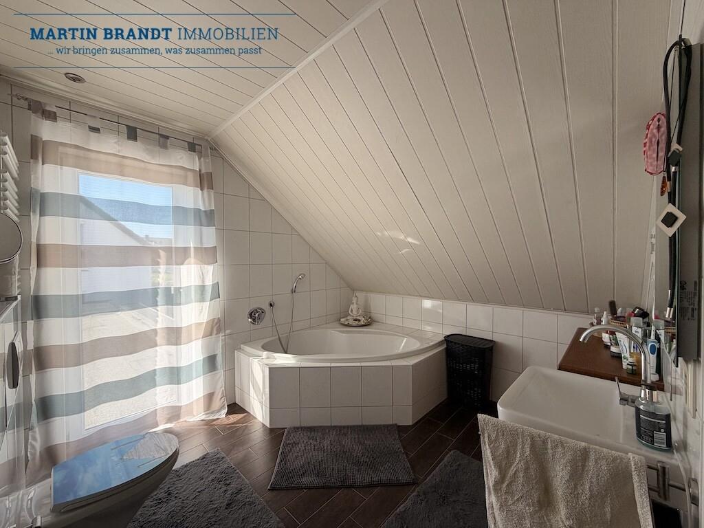 Badezimmer mit Eckbadewanne