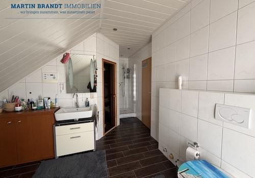 Badezimmer mit Dusche und Sauna