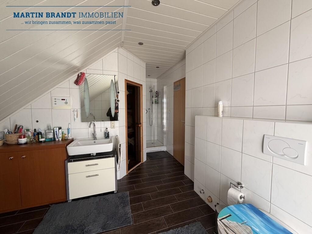 Badezimmer mit Dusche und Sauna