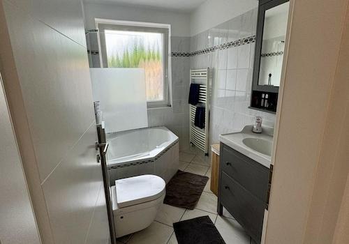 Badezimmer mit Badewanne