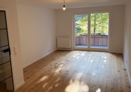 Wohnzimmer mit Balkon