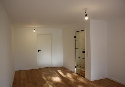 Wohnzimmer mit Balkon