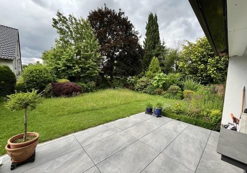Terrasse und Gartenblick