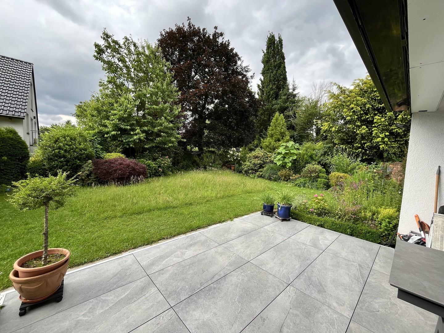 Terrasse und Gartenblick