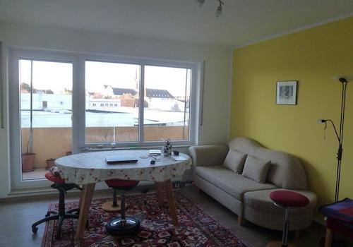 Wohnzimmer mit Balkon