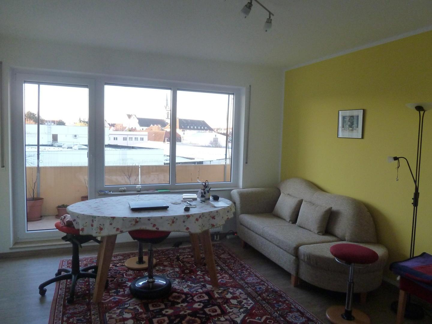 Wohnzimmer mit Balkon