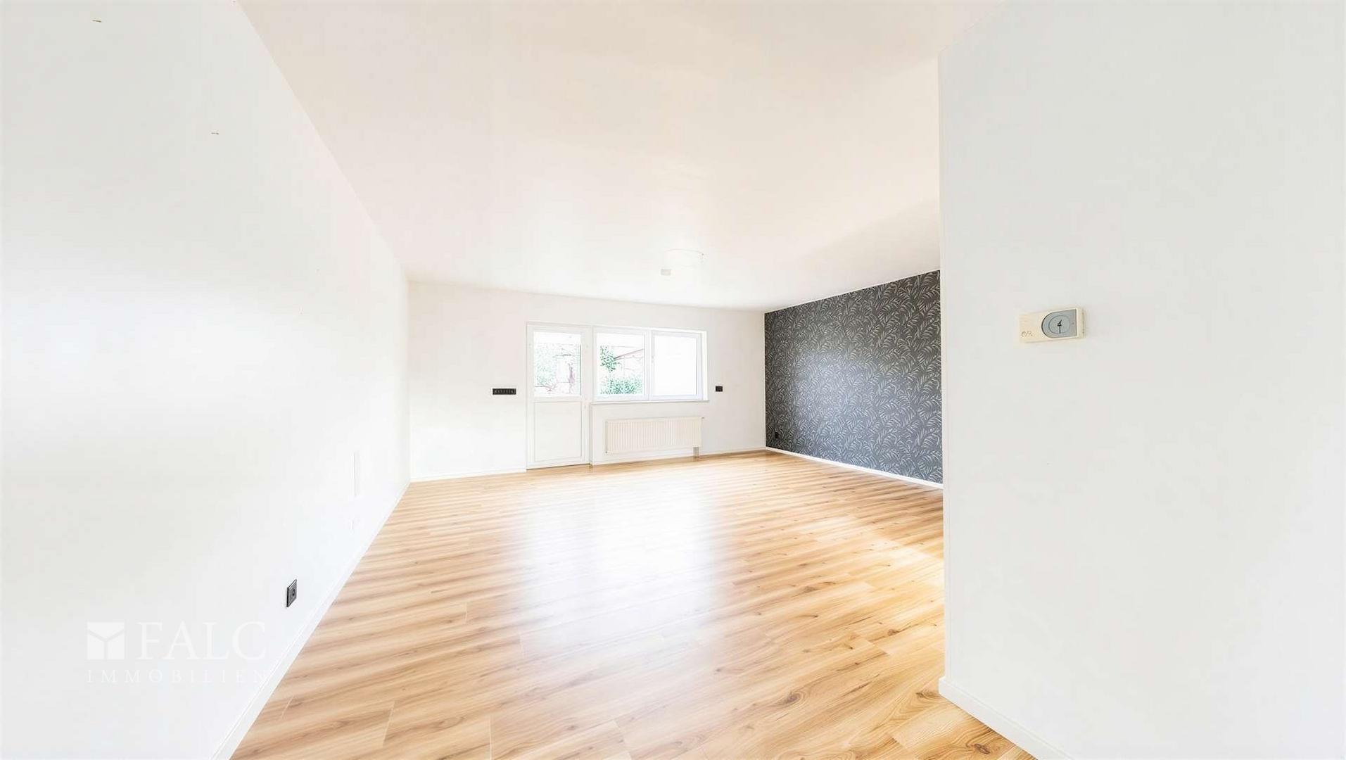 Wohnzimmer mit Esszimmer