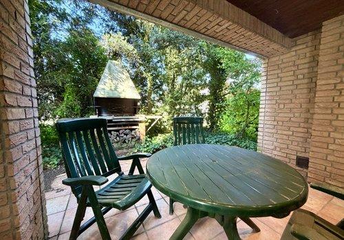 Überdachte Terrasse im Erdgeschoss