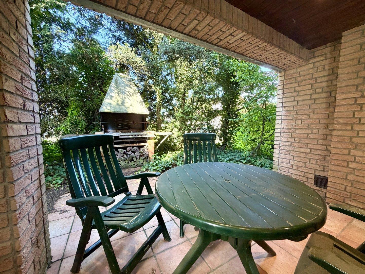 Überdachte Terrasse im Erdgeschoss