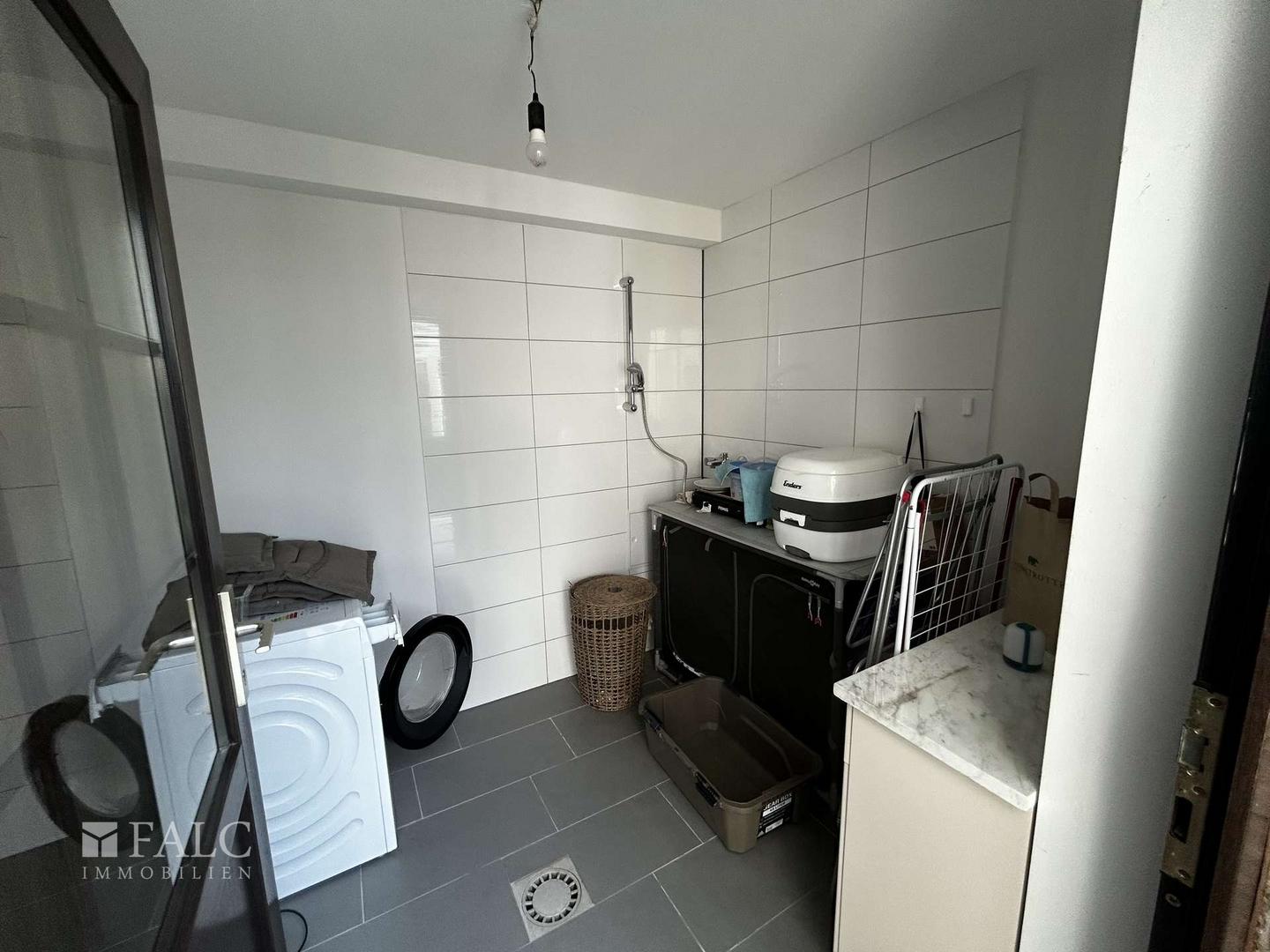 Hauswirtschaftsraum mit Dusche