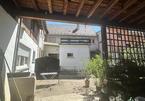 Blick aus Scheune aufs Haus