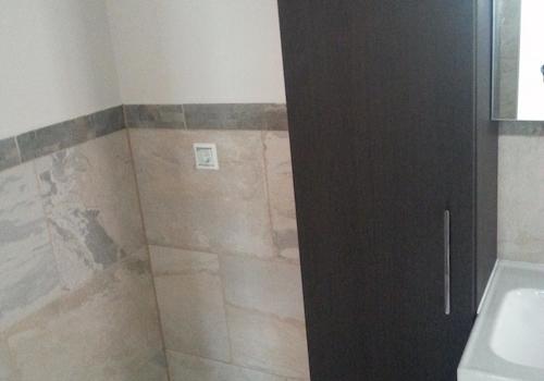 Badezimmer mit Schranksystem