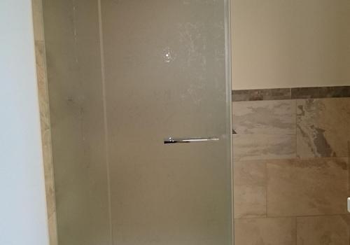 Badezimmer mit Glas-Dusche