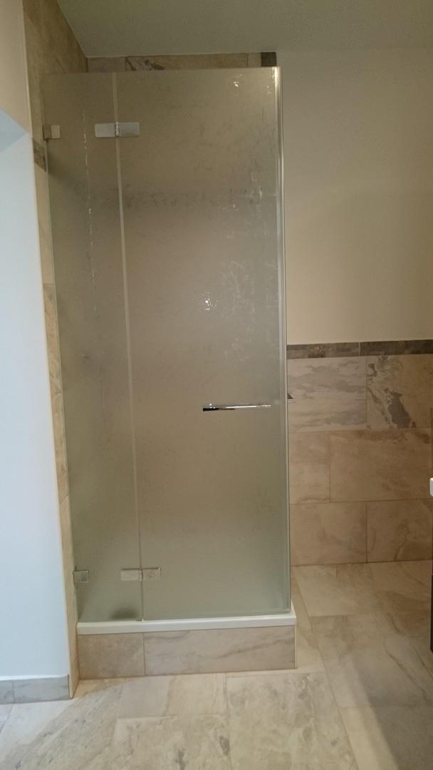 Badezimmer mit Glas-Dusche