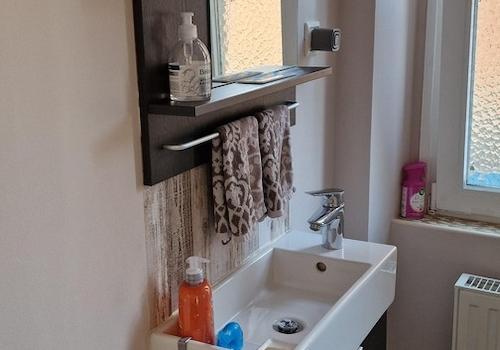 Toilette mit Waschbecken