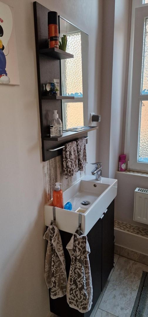 Toilette mit Waschbecken