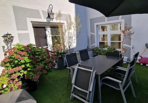 Terrasse mit Sonnenschirm
