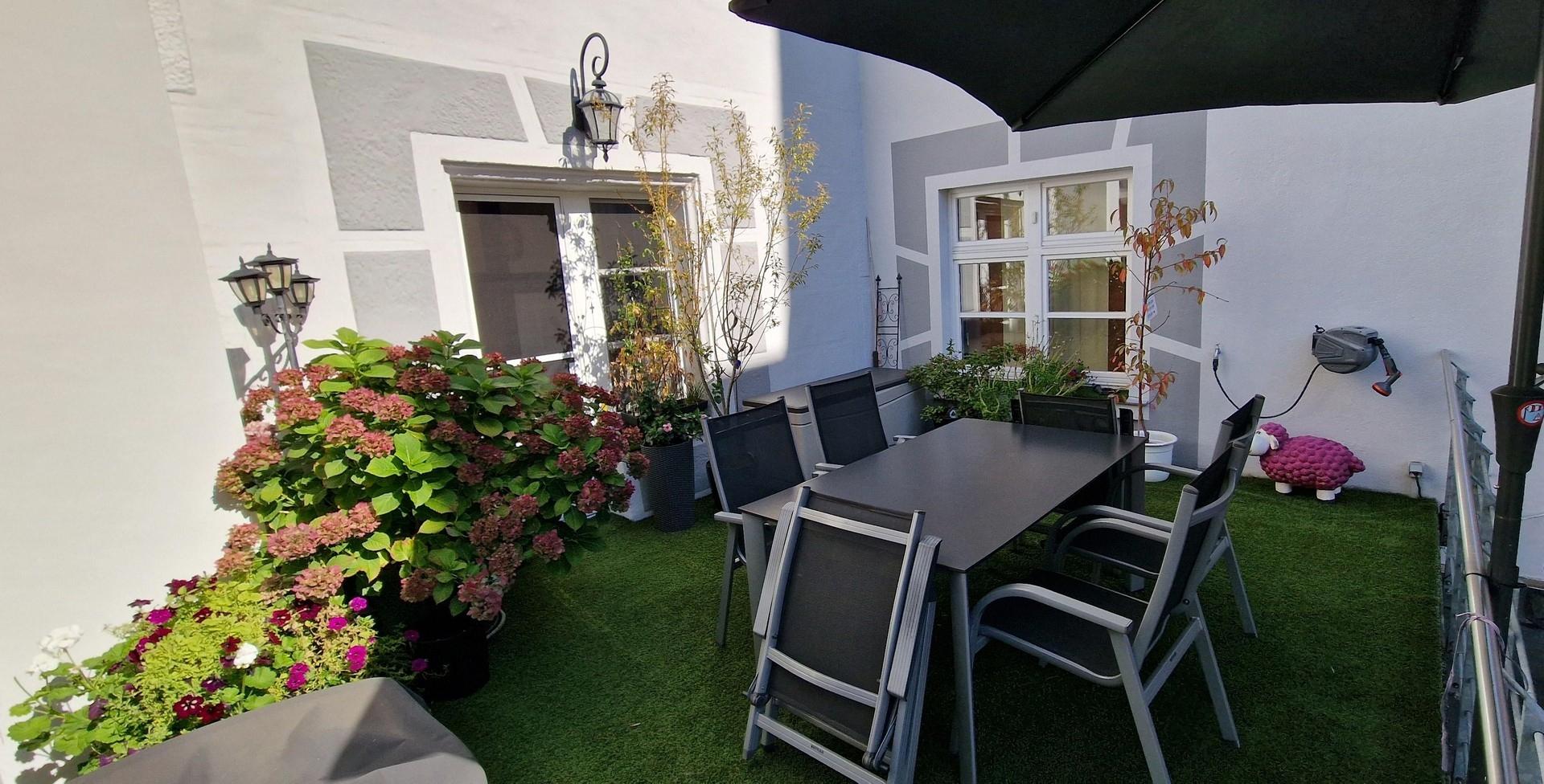 Terrasse mit Sonnenschirm