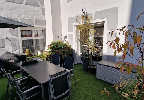 Terrasse mit Kunstrasen