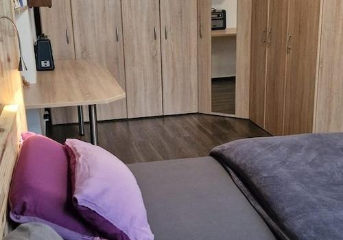 Schlafzimmer mit Tischablage