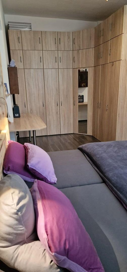 Schlafzimmer mit Tischablage