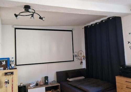 Büro mit ausziehbarer Leinwand