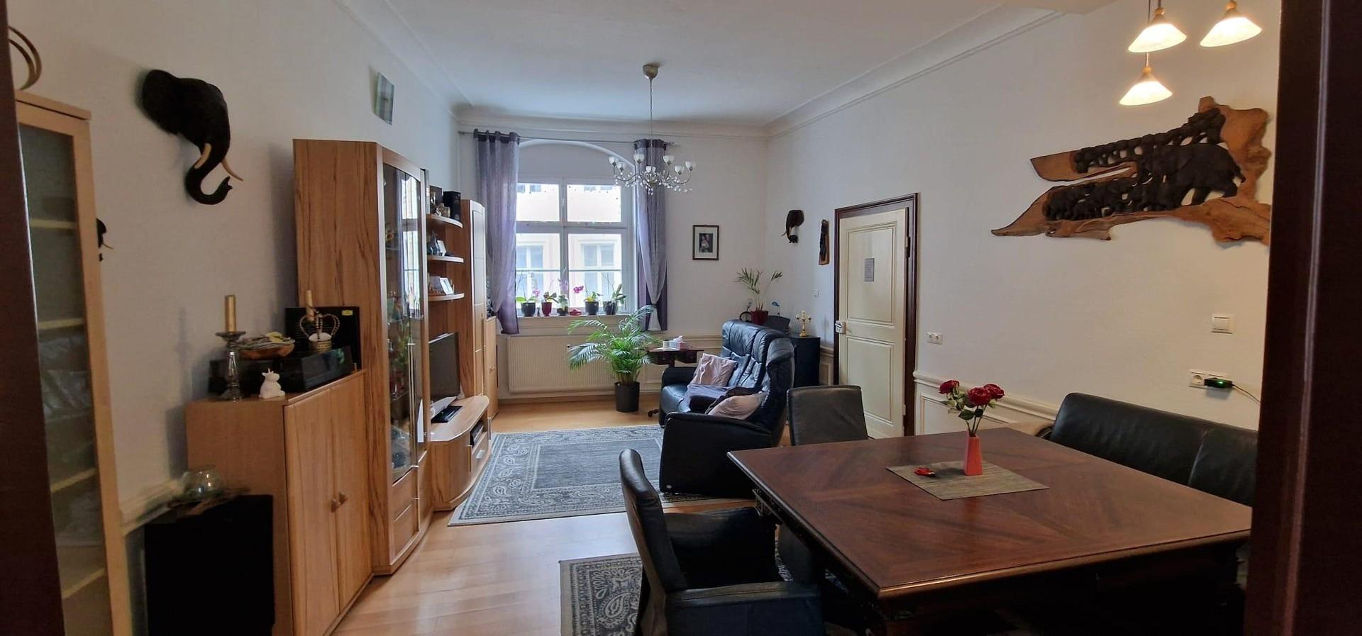 Wohnzimmer mit Parkettboden