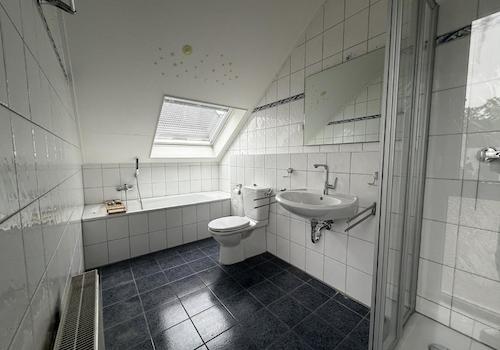 Badezimmer mit Wanne...