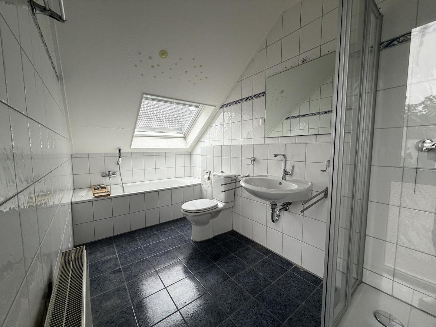 Badezimmer mit Wanne...
