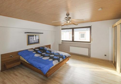 kaufen-freistehendes-haus-veldenz-schlafzimmer-1-hauptschlafzimmer-recreatieadviseurs-vakantiehuistekoop-nl.webp