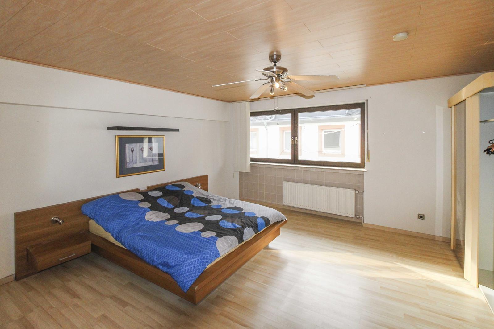 kaufen-freistehendes-haus-veldenz-schlafzimmer-1-hauptschlafzimmer-recreatieadviseurs-vakantiehuistekoop-nl.webp