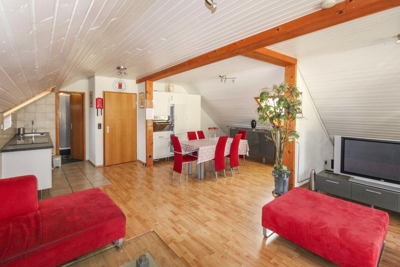 kaufen-freistehendes-haus-veldenz-wohnzimmer-obergeschoss-essecke-kueche-recreatieadviseurs-vakantiehuistekoop-nl.webp