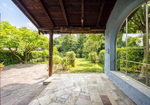 Blick auf Terrasse und Garten