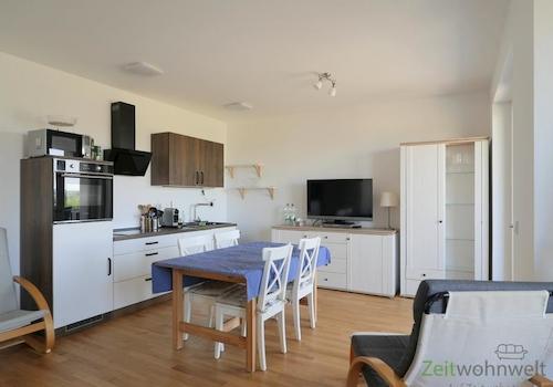 Blick zu Esstisch, EBK und TV