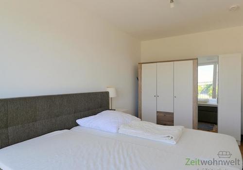 Blick zum Kleiderschrank