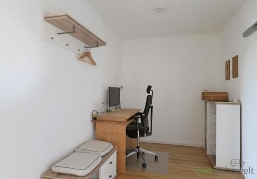 Wohnungsflur mit Arbeitsplatz