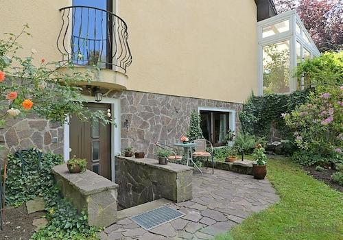 separater Hauseingang und Terrasse