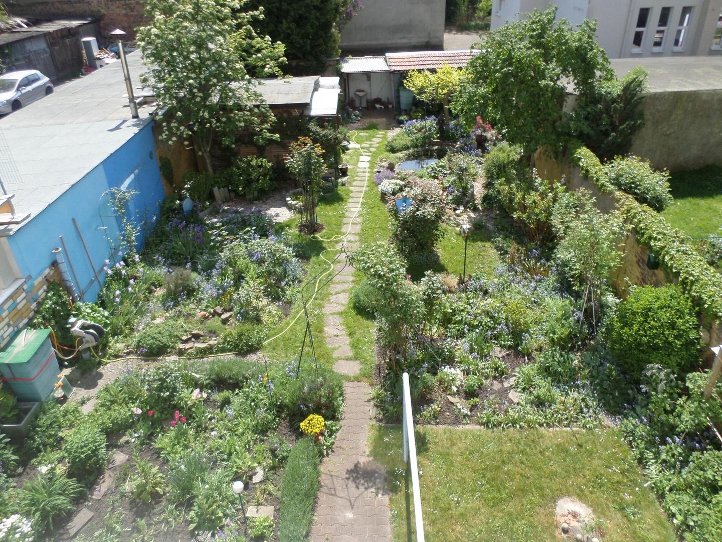 Großer Garten mit Laube